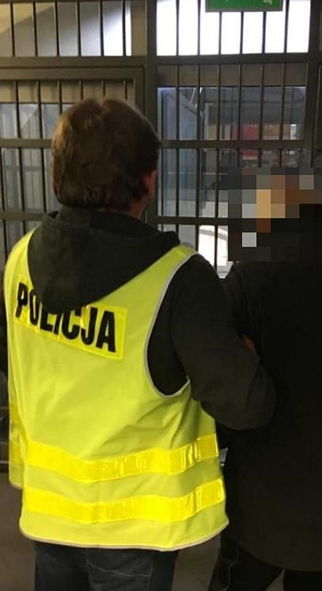 Poszukiwany do odbycia kary pozbawienia wolności ukrył się na strychu pod styropianem